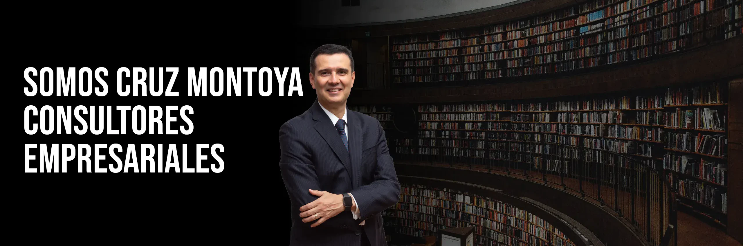 Hombre de negocios en traje con brazos cruzados frente de pie frente a una biblioteca grande. Texto: Somos Cruz Montoya Consultores